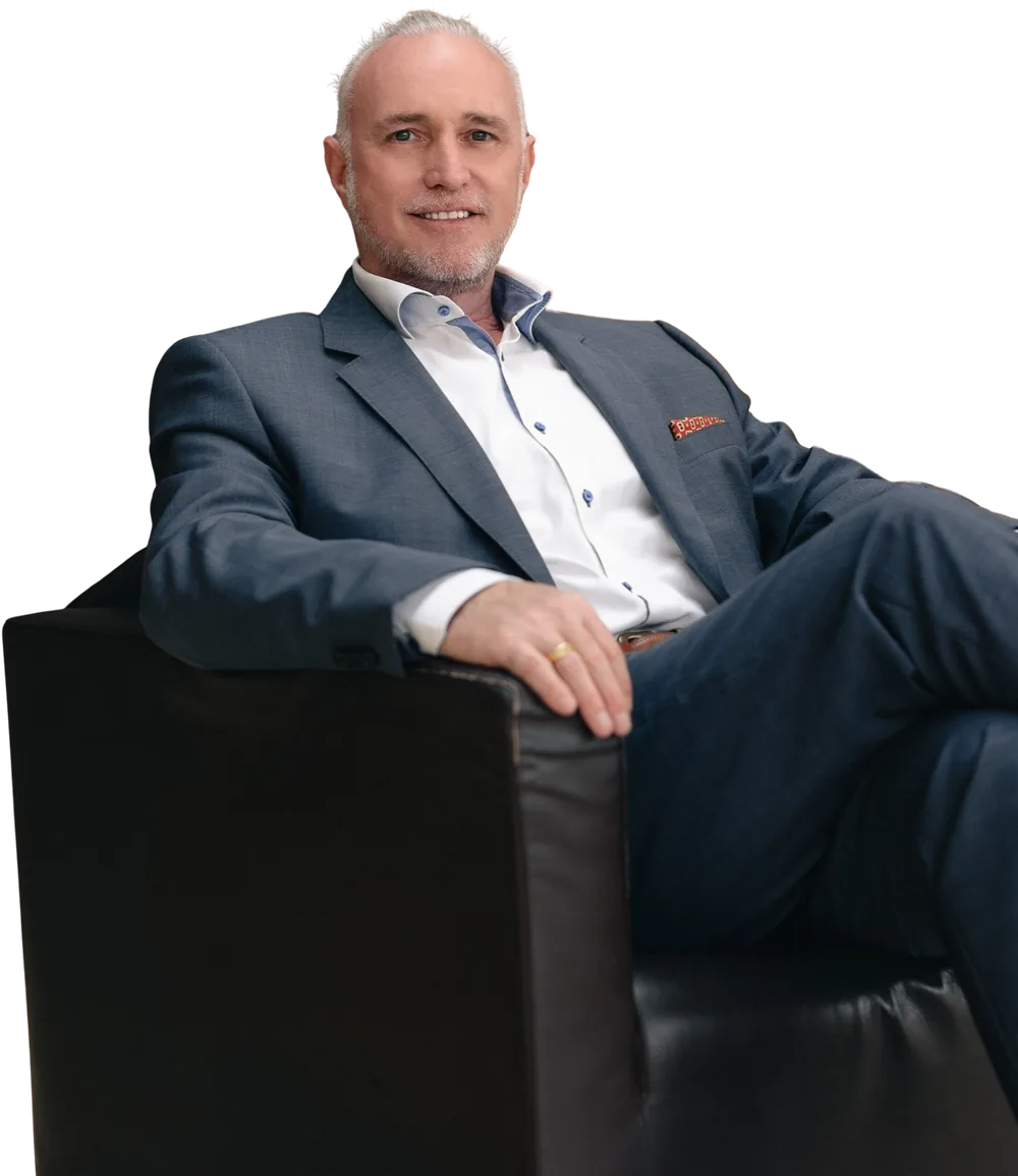 Volker Loibl, Gründer von apollo consulting, im Sessel