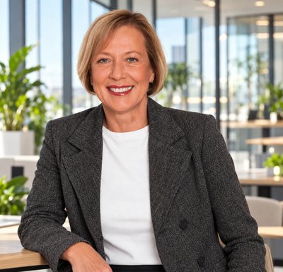 Helma Wagner-Sjöö, ehemaliges Vorstandsmitglied IFAM Institut für angewandte Marketing-Wissenschaften AG, an einen Tisch gelehnt