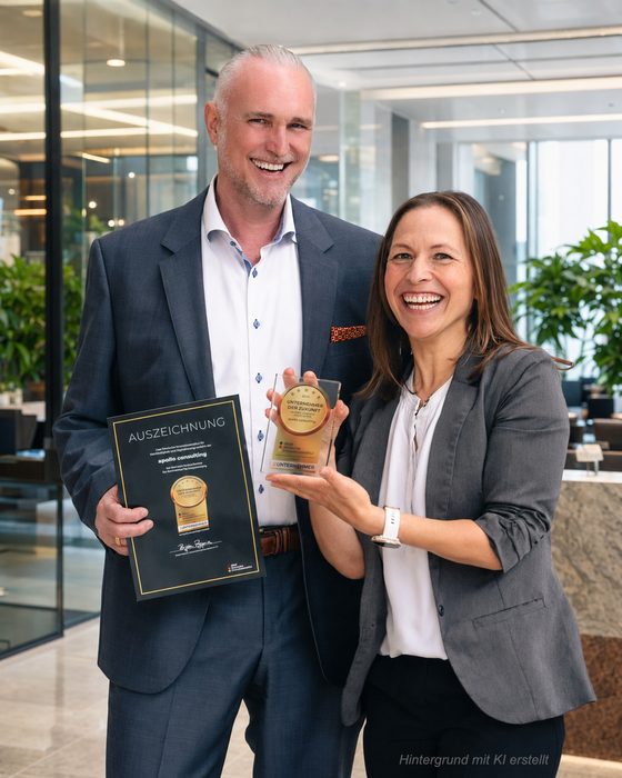 Volker Loibl und Melanie Reuß mit Urkunde und Trophäe der Auszeichnung für apollo consulting