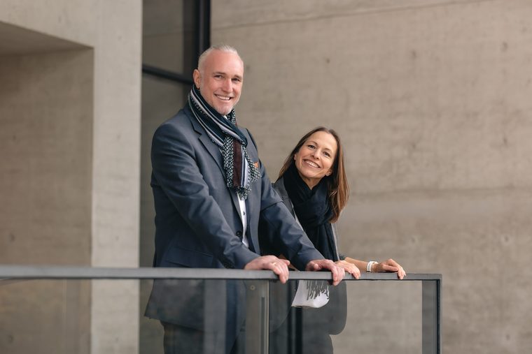 Volker Loibl und Melanie Reuß von apollo consulting an einer Brüstung