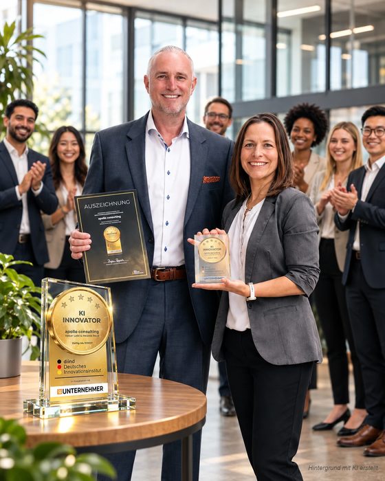 Volker Loibl und Melanie Reuß mit Urkunde und Trophäe KI-Innovator, dahinter applaudiert das Team von apollo consulting