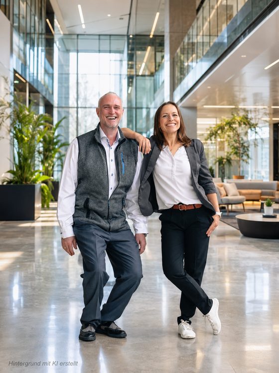 Volker Loibl und Melanie Reuß in der hellen Lobby von apollo consulting, offene und einladende Haltung